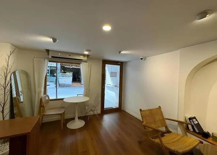 호텔 Seoul3 & Slow Bar Cafe 2*